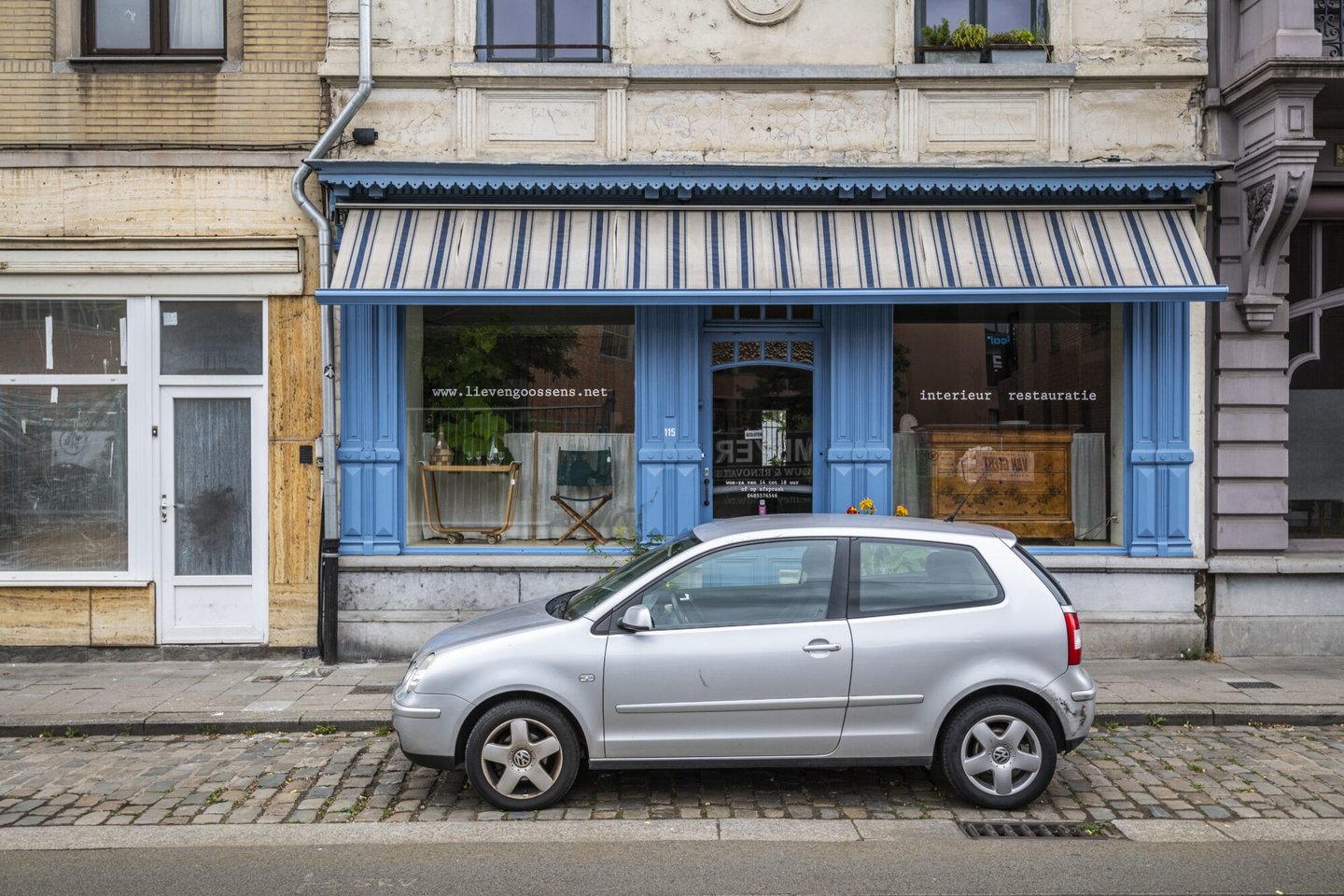 Etalage van Lieven Goossens, een winkel voor meubel- en interieurrestauratie in Gent