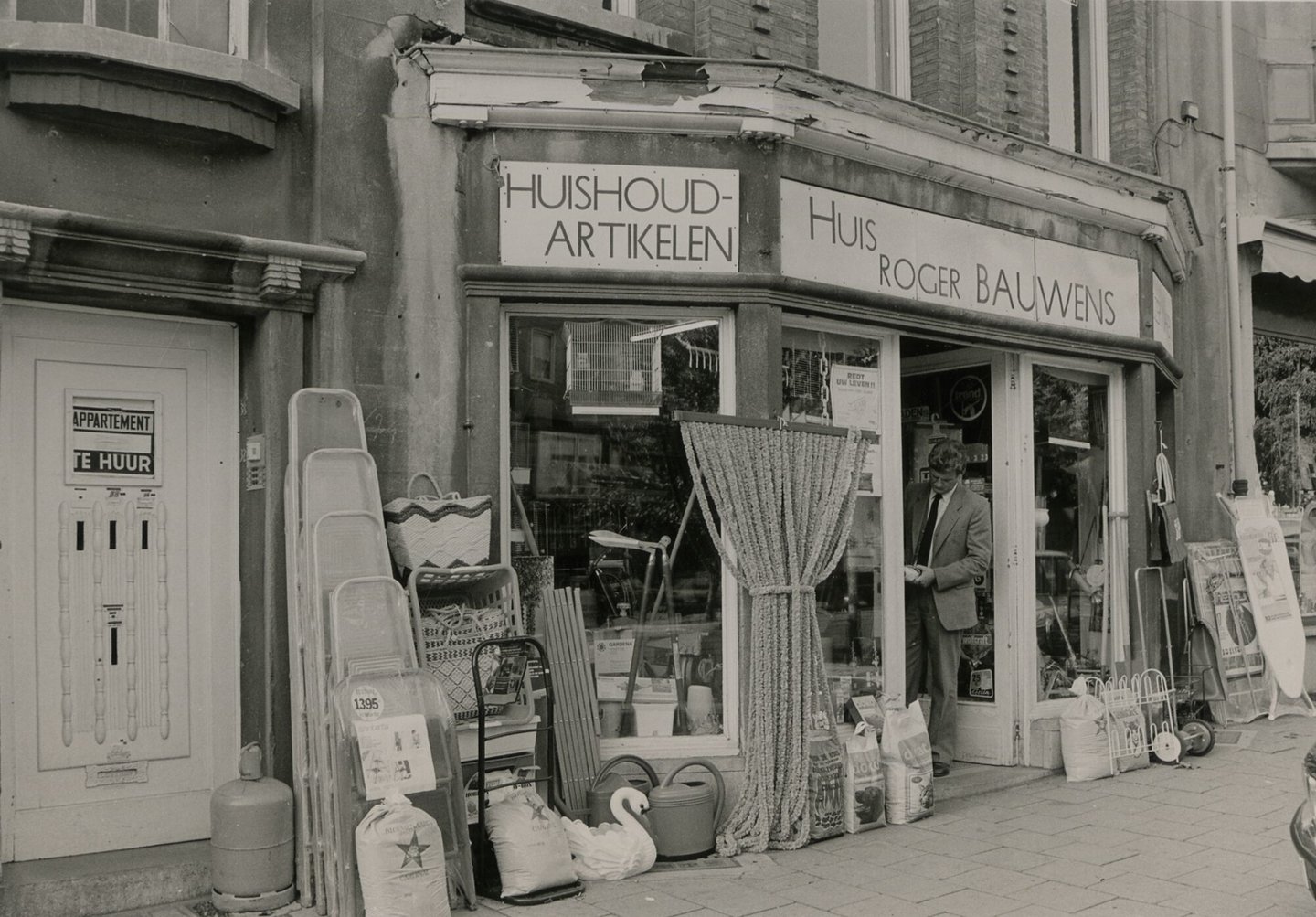 Etalage van een winkel van huishoudartikelen en woondecoratie Roger Bauwens in Gent