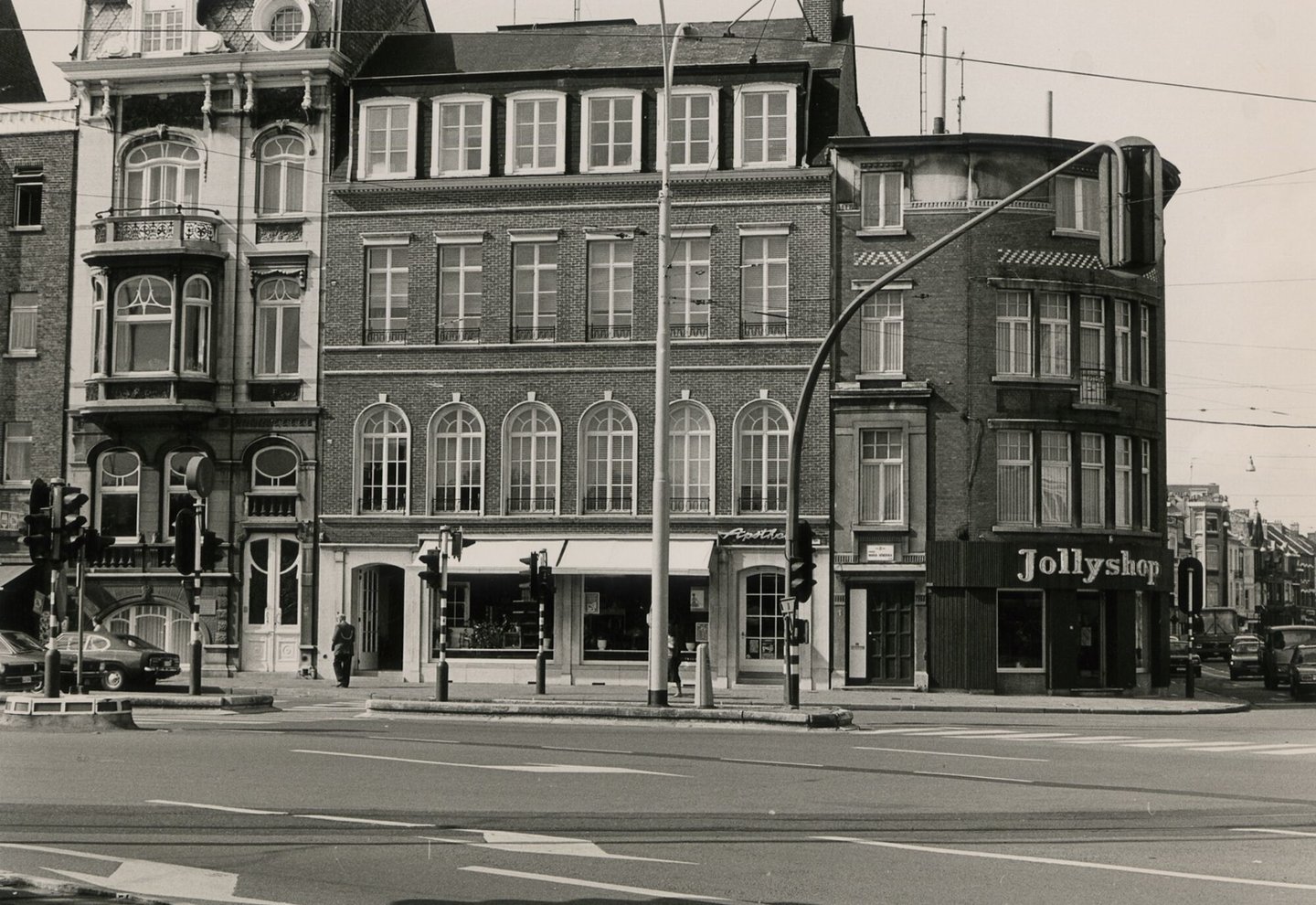 Straatbeeld met gevel van een apotheek en Jollyshop in Gent