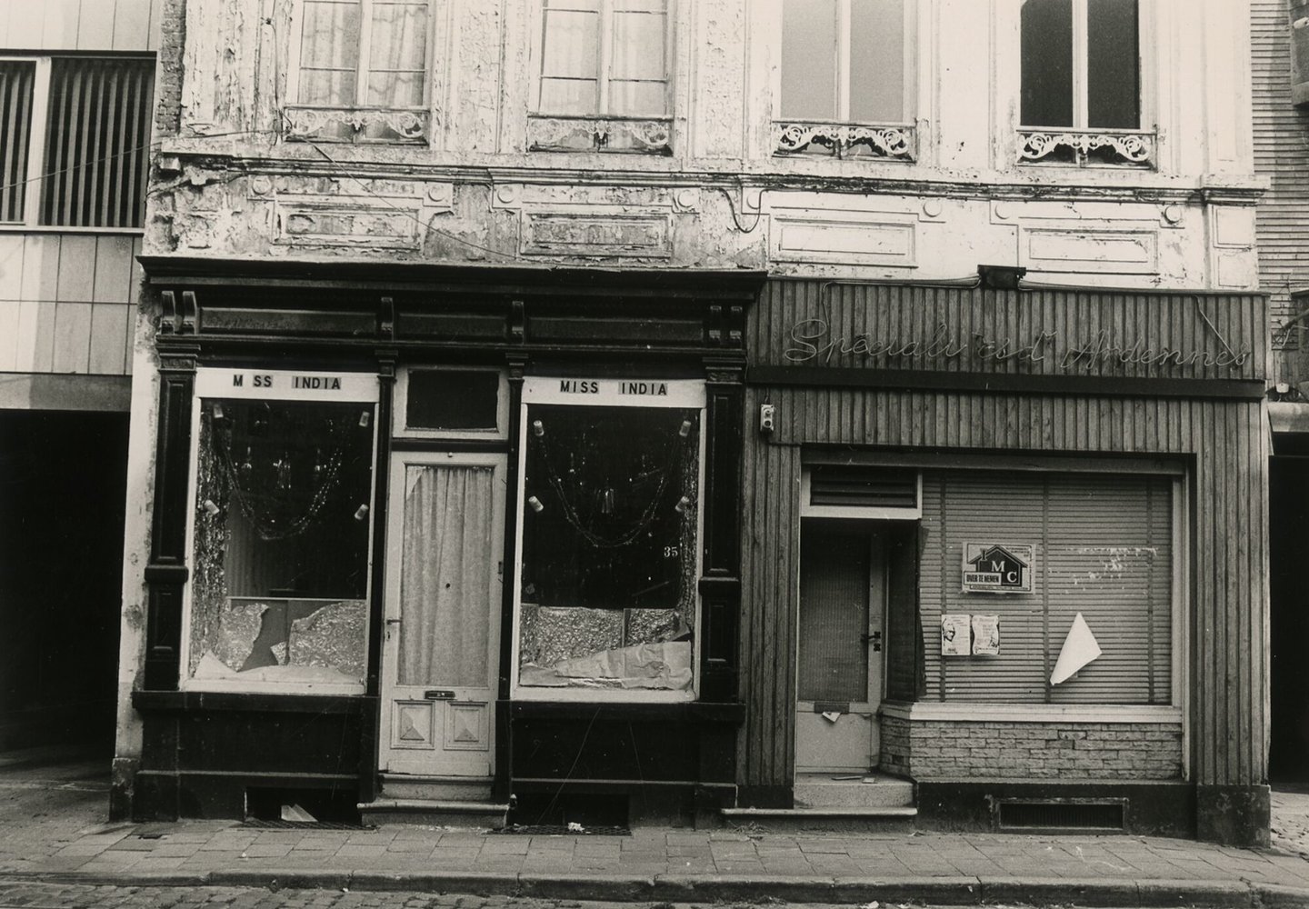 Etalage van leegstaande winkelpanden in Gent