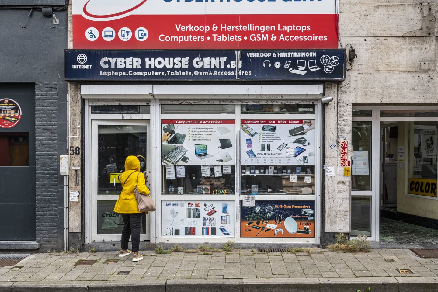 Etalage van computerwinkel Cyber House in Gent
