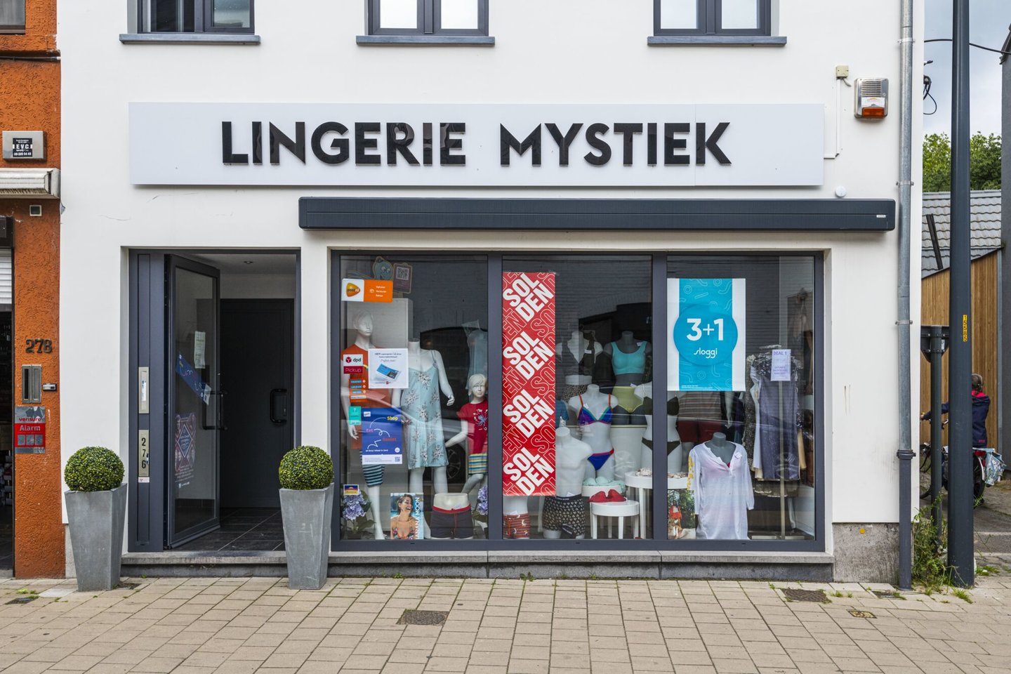 Etalage van lingeriewinkel Mystiek in Oostakker