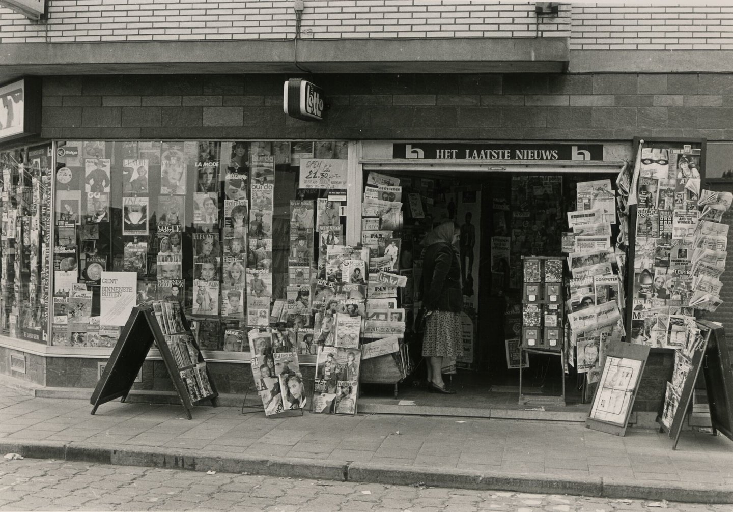 Etalage van dagbladhandel De Brug in Gent