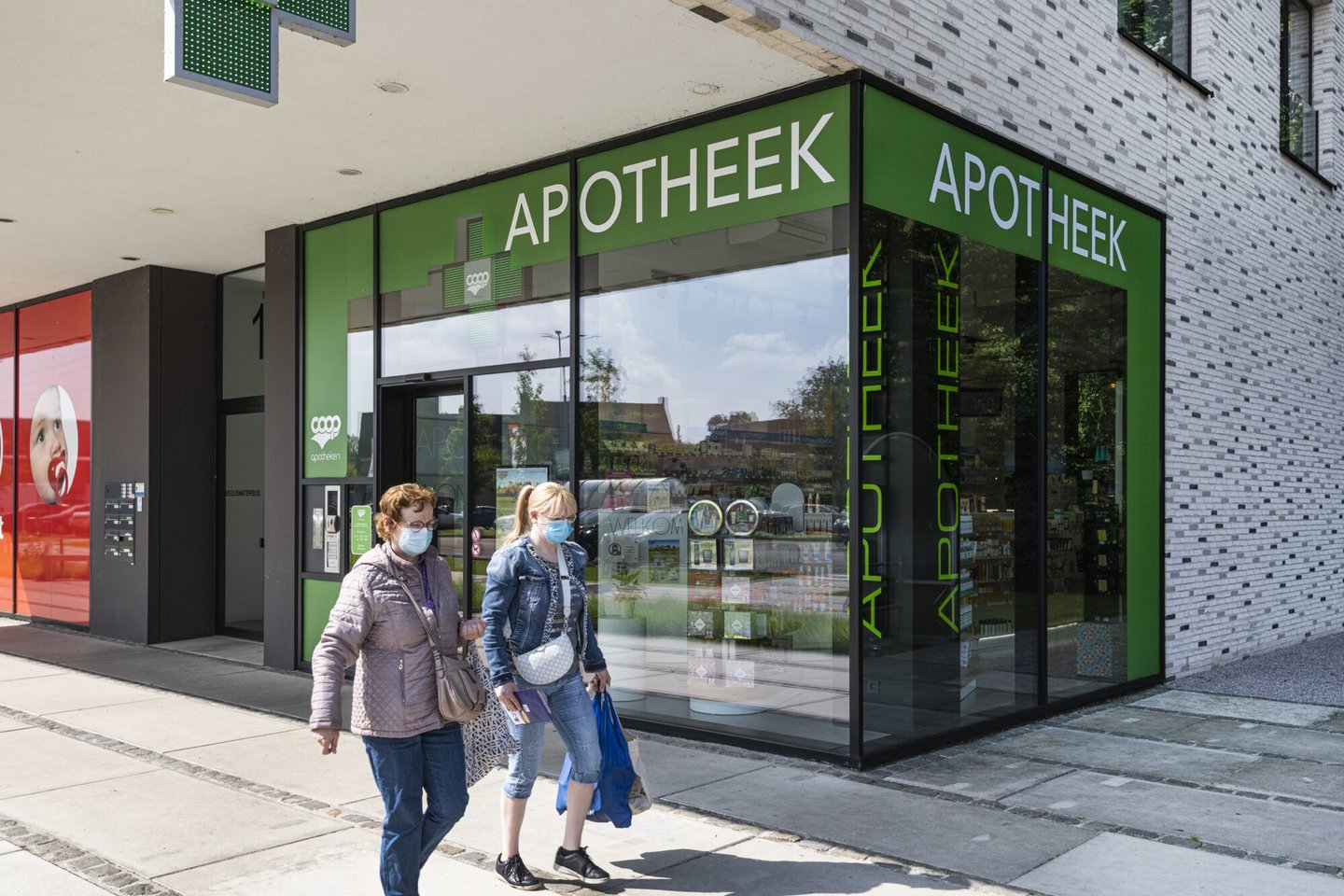 Etalage van apotheek COOP in Wondelgem