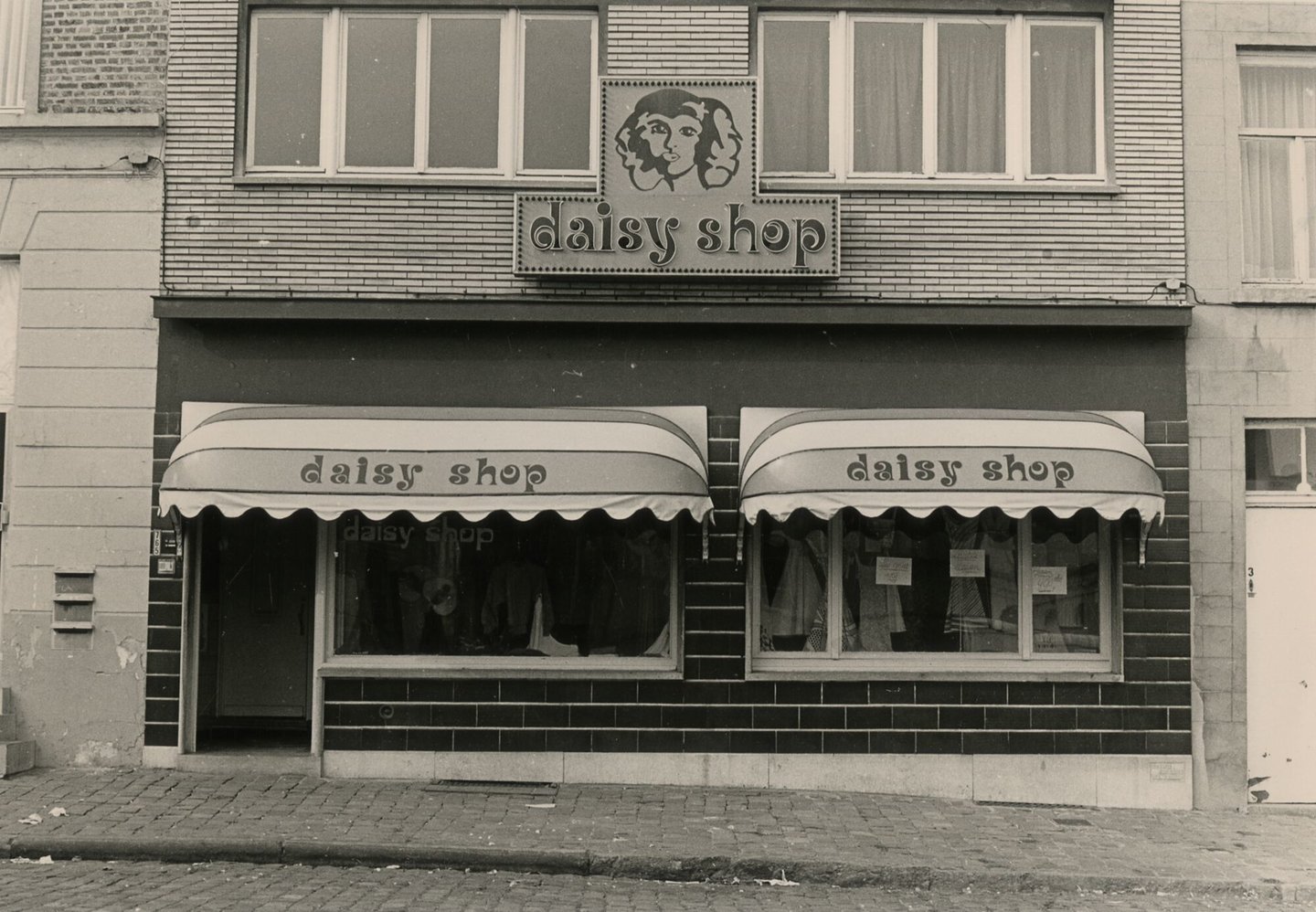 Etalage van kledingwinkel Daisy Shop in Gent