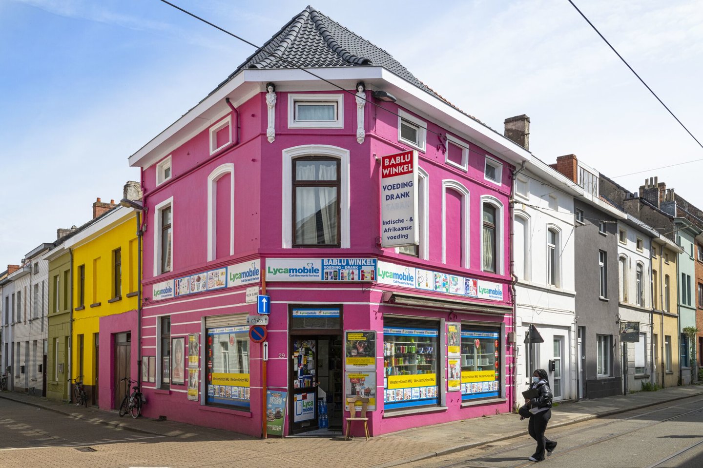 Etalage van Bablu, een winkel van algemene voeding in Ledeberg