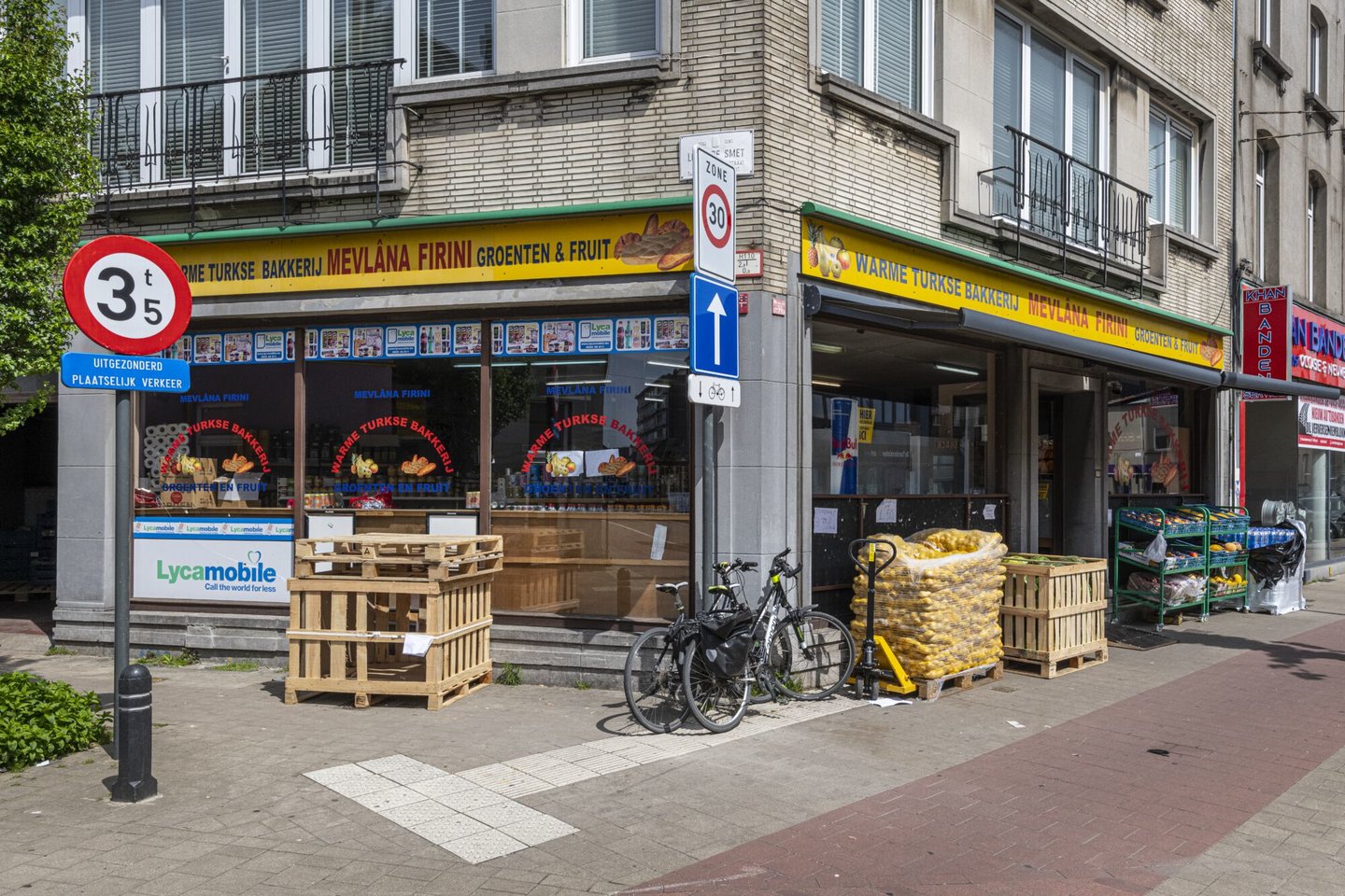 Etalage van bakkerij en voeding Turkse Bakkerij Mevlana Firini in Ledeberg. Fruit en groenten uitgestald op de stoep