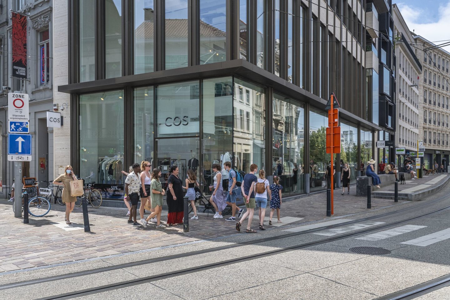 Etalage van kledingwinkel Cos in Gent