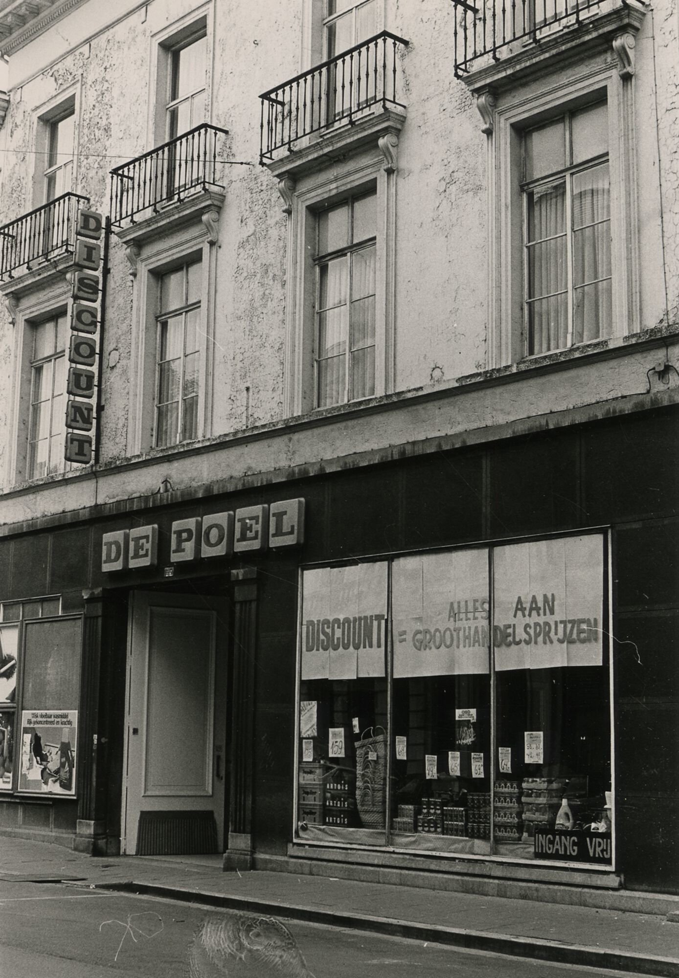 Etalage van superette Discount De Poel in Gent