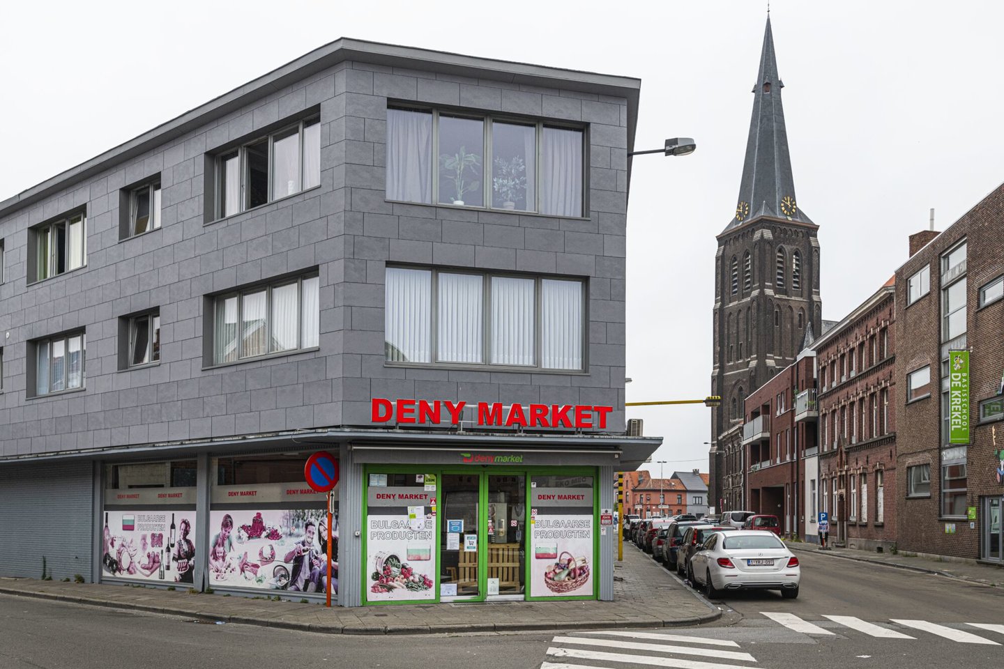 Etalage van Deny Market, een winkel van algemene voeding in Gent