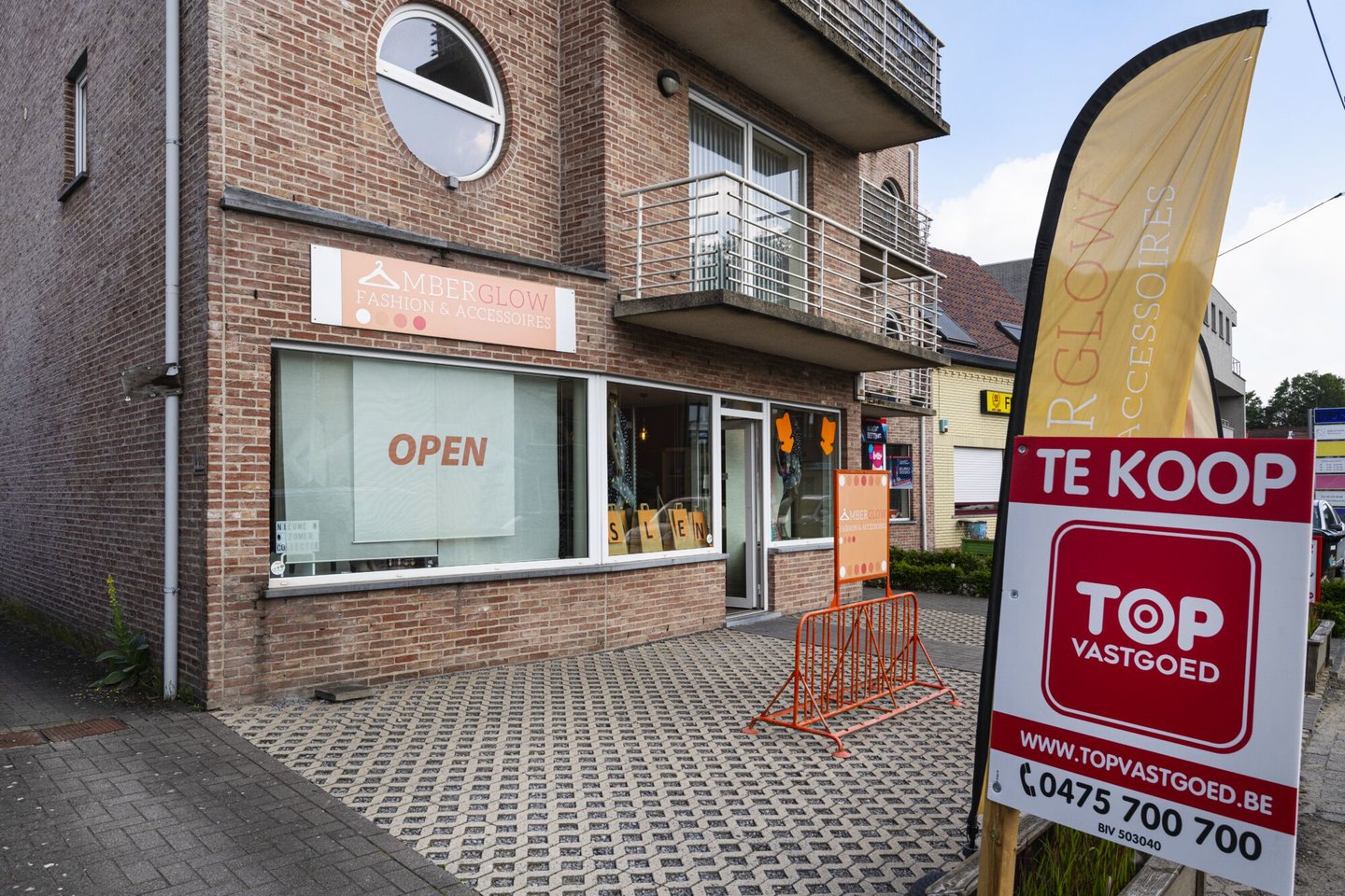 Etalage van kledingwinkel Amberglow Fashion in Wondelgem