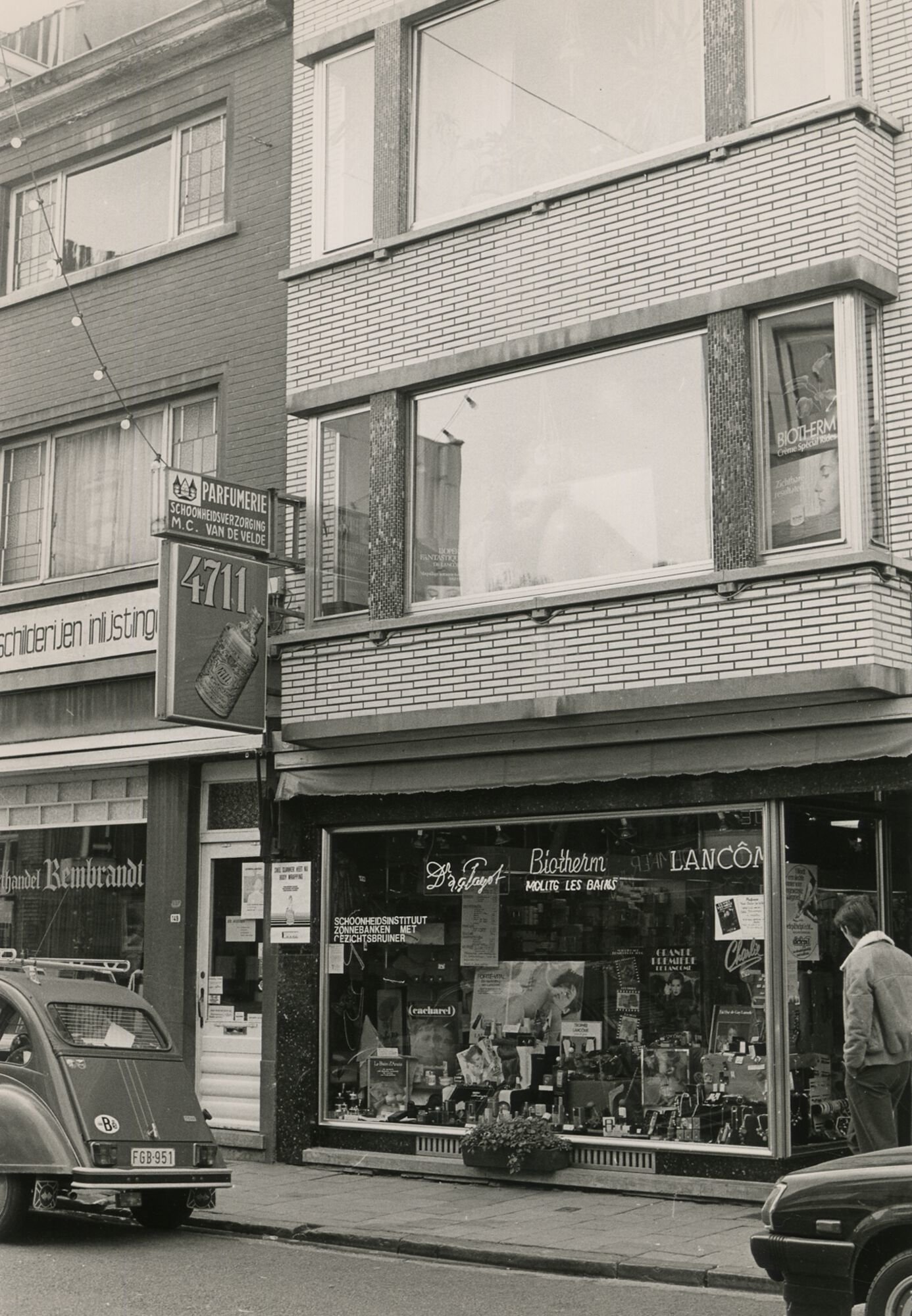 Etalage van parfumerie en schoonheidsverzorging MC Van De Velde in Gent