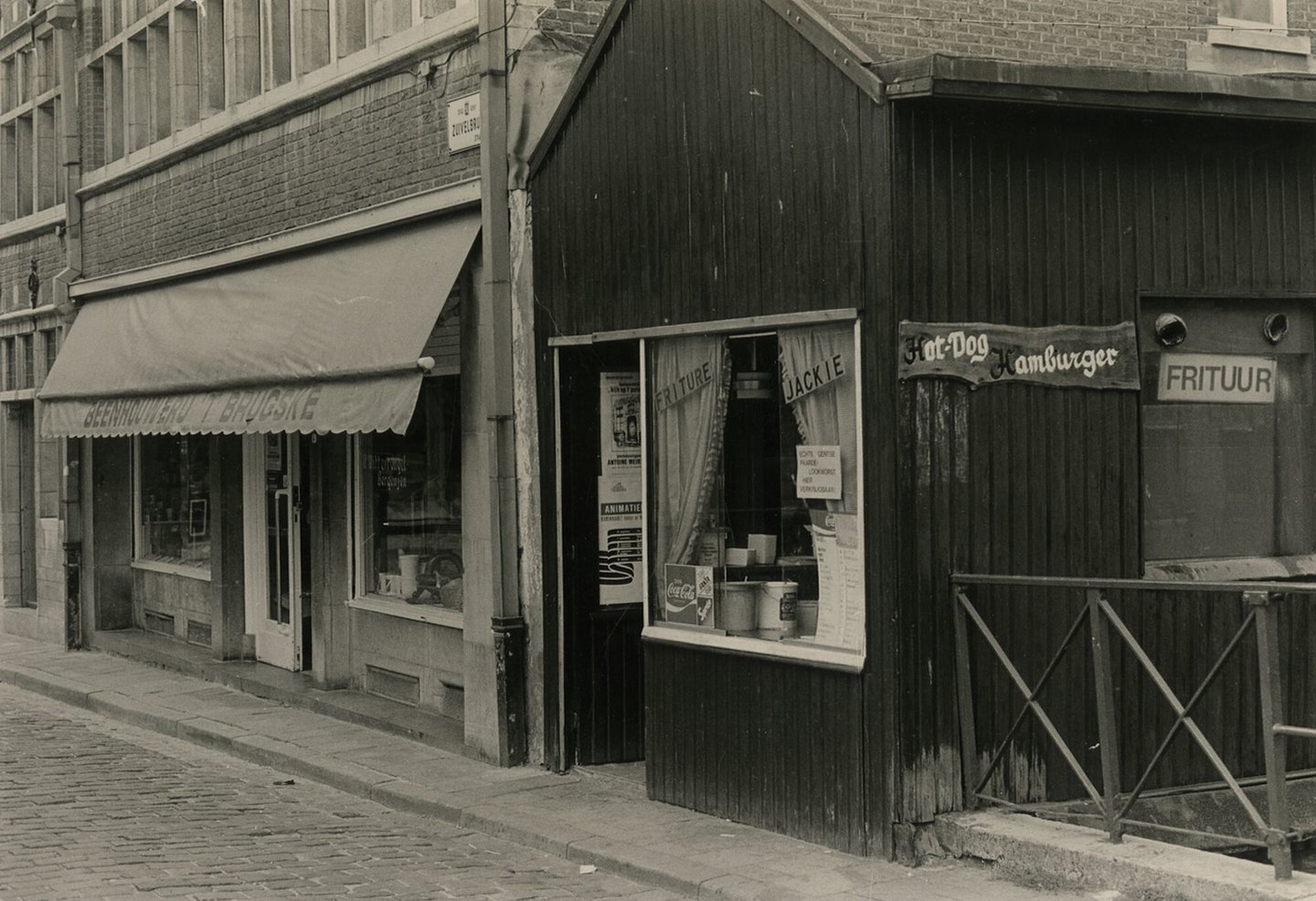 Etalages van frituur Jackie en beenhouwerij 't Brugske in Gent