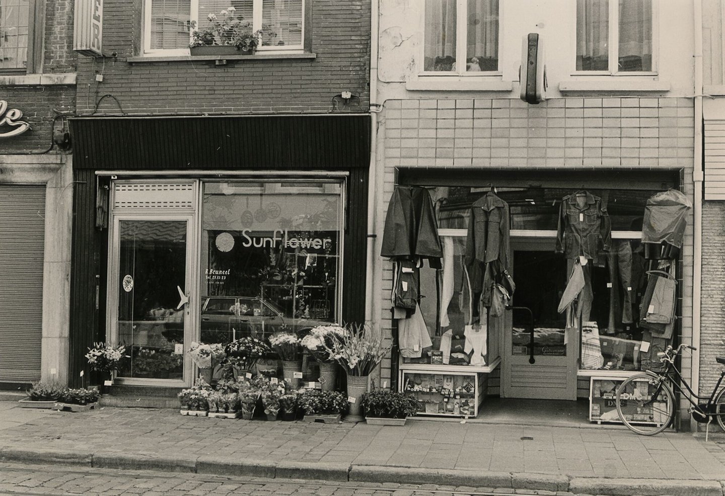 Etalages van bloemenwinkel Sunflower en kledingwinkel in Gent