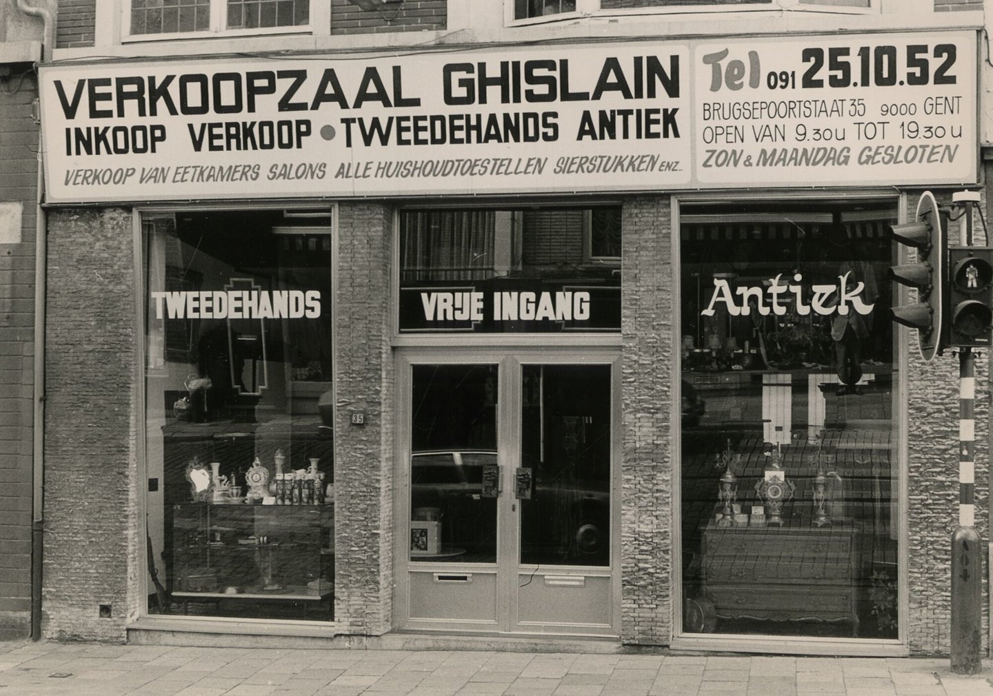Etalage van antiekhandel en verkoopzaal Ghislain in Gent