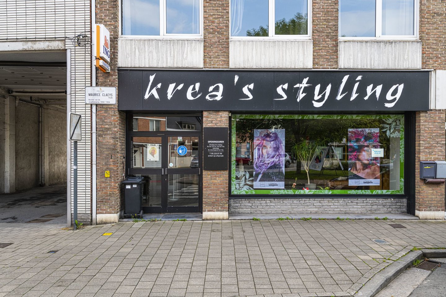 Etalage van kapsalon Krea's Styling in Mariakerke