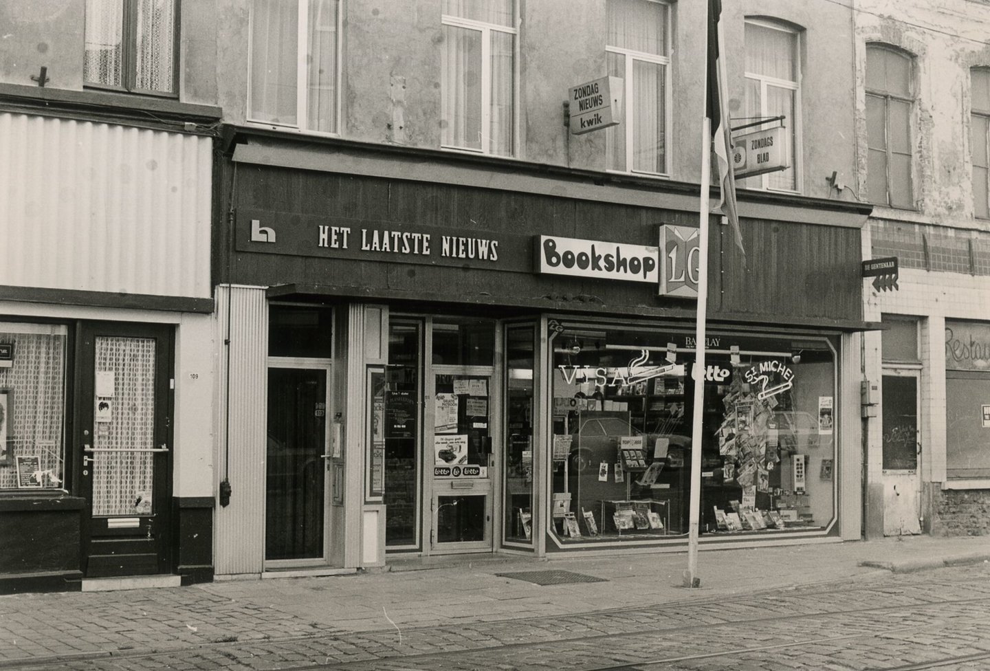 Etalage van dagbladhandel Bookshop in Gent