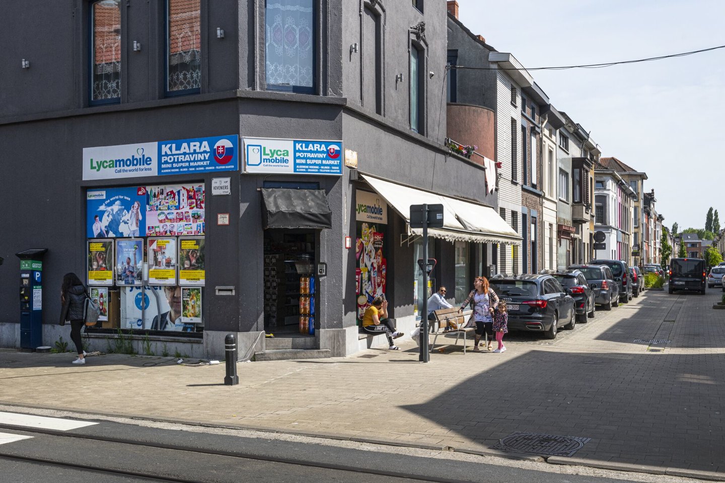 Etalage van Klara Potraviny, een winkel van algemene voeding in Ledeberg