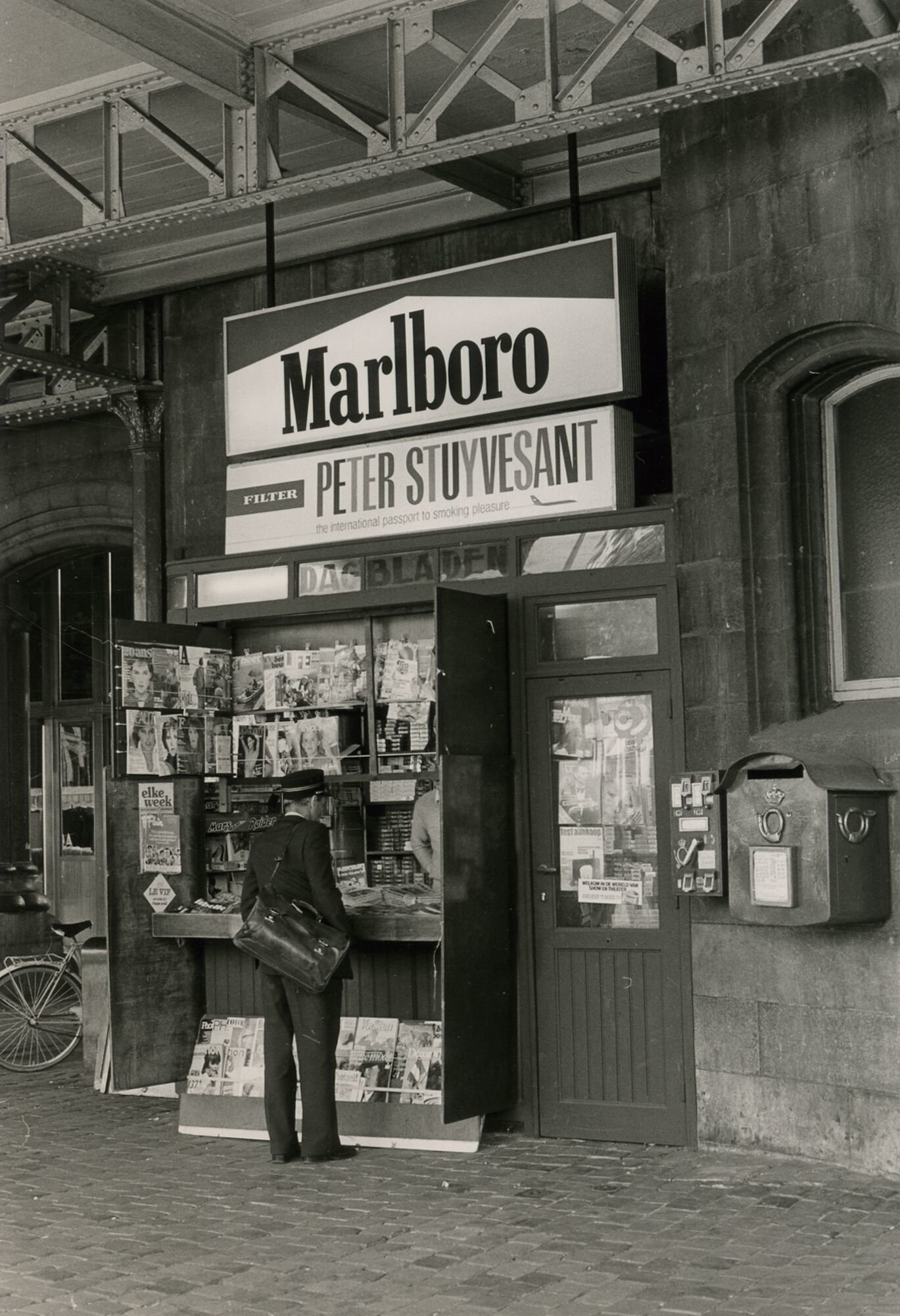 Etalage van een dagbladhandel in Gent