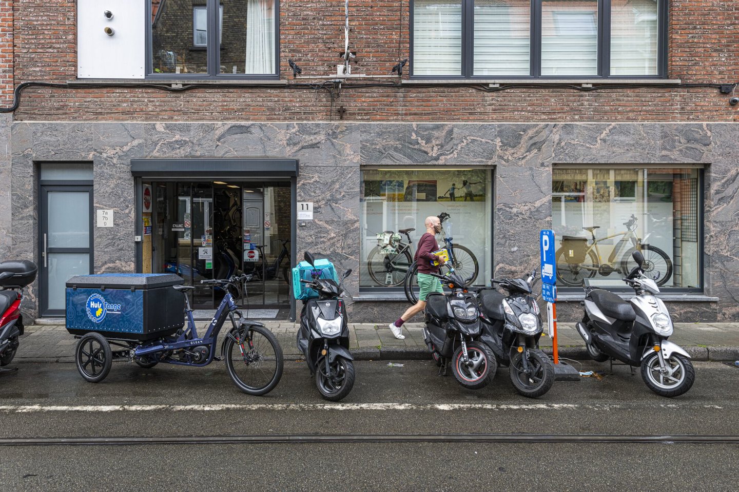 Etalage van Huis Tange, een winkel van fietsen en scooters in Gent