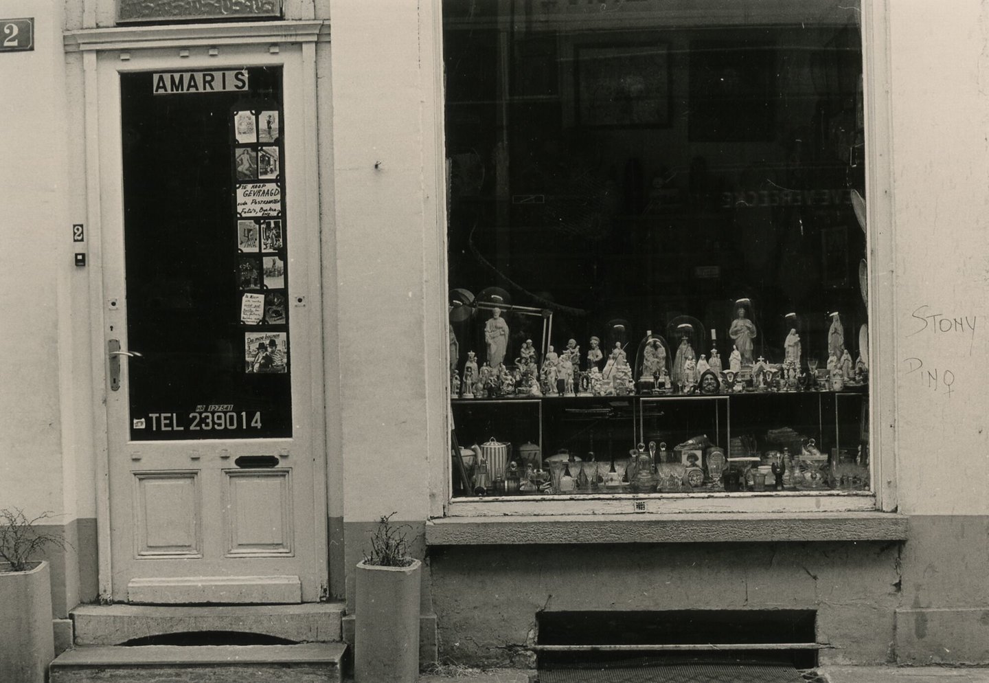 Etalage van brocante en antiekhandel Amaris in Gent