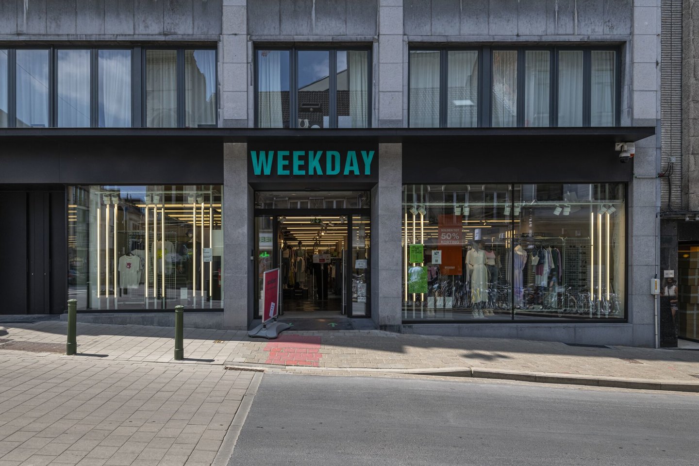 Etalage van kledingwinkel Weekday in Gent
