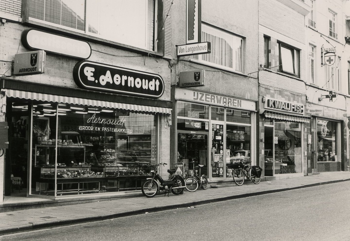 Straatbeeld met gevels en etalages in Gent, met bakker Aernoudt, ijzerwaren Van Langenhove en vishandel Kwalifish