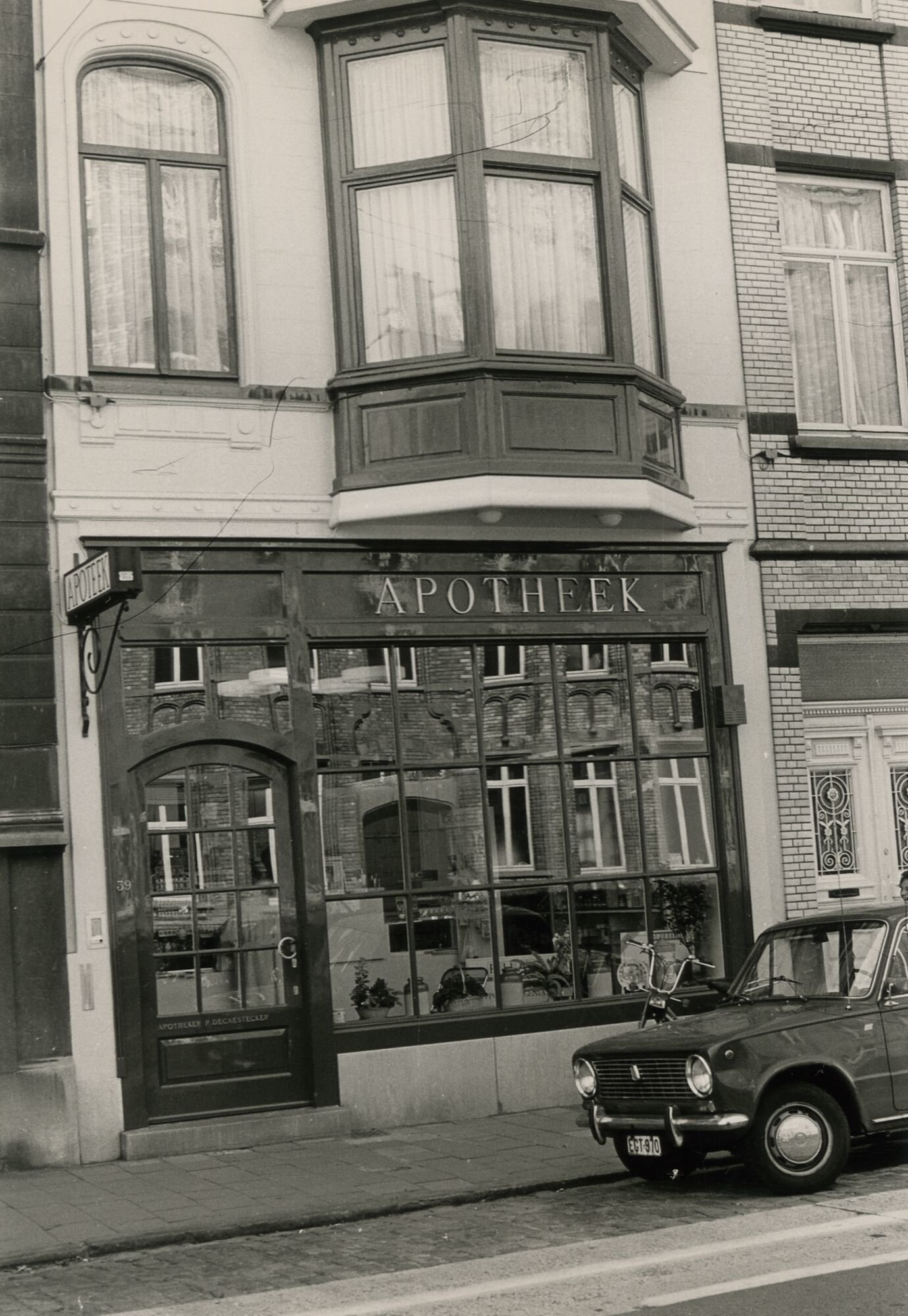 Etalage van een apotheek in Gent