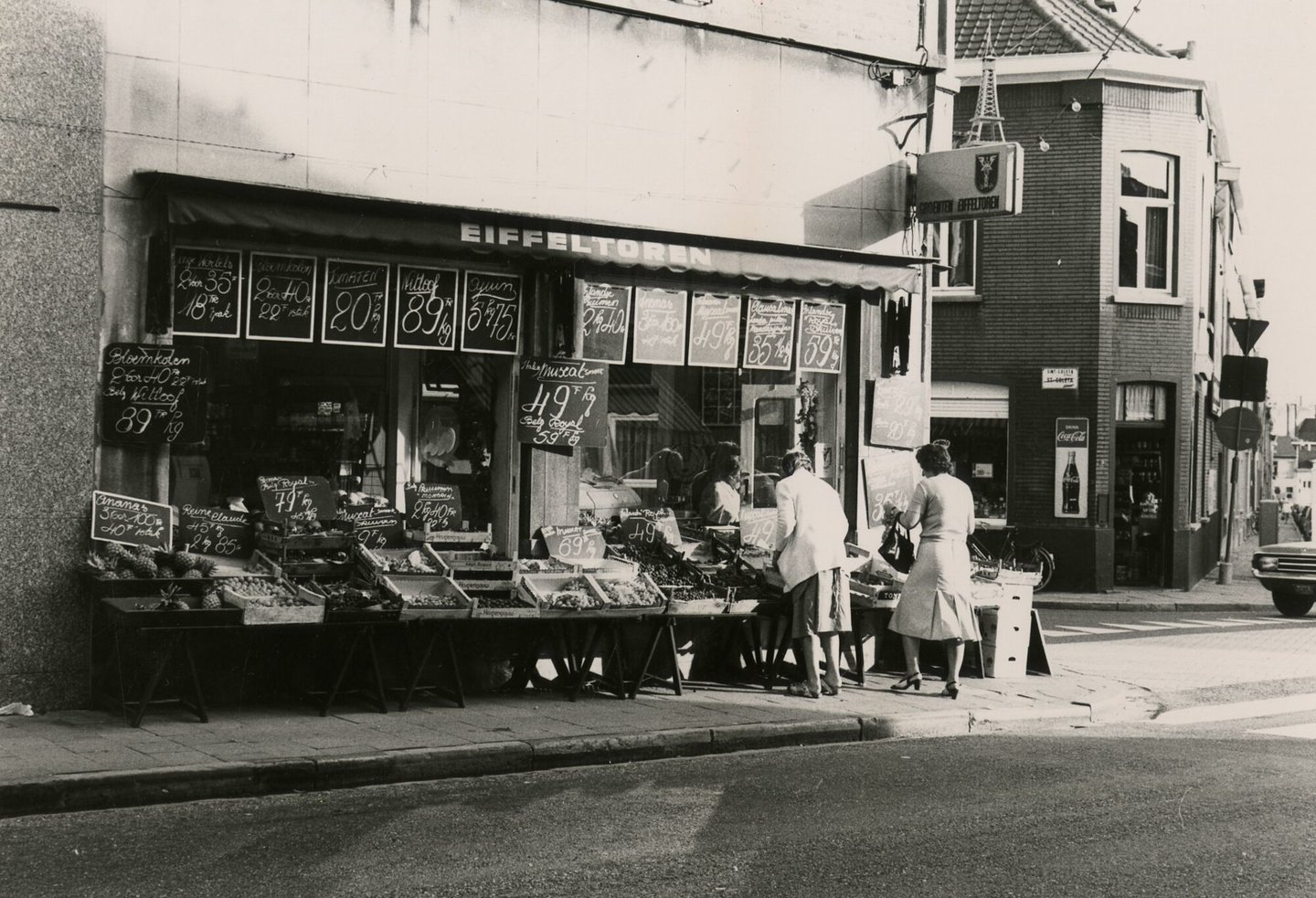 Etalage van fruit & groentewinkel Eiffeltoren in Gent
