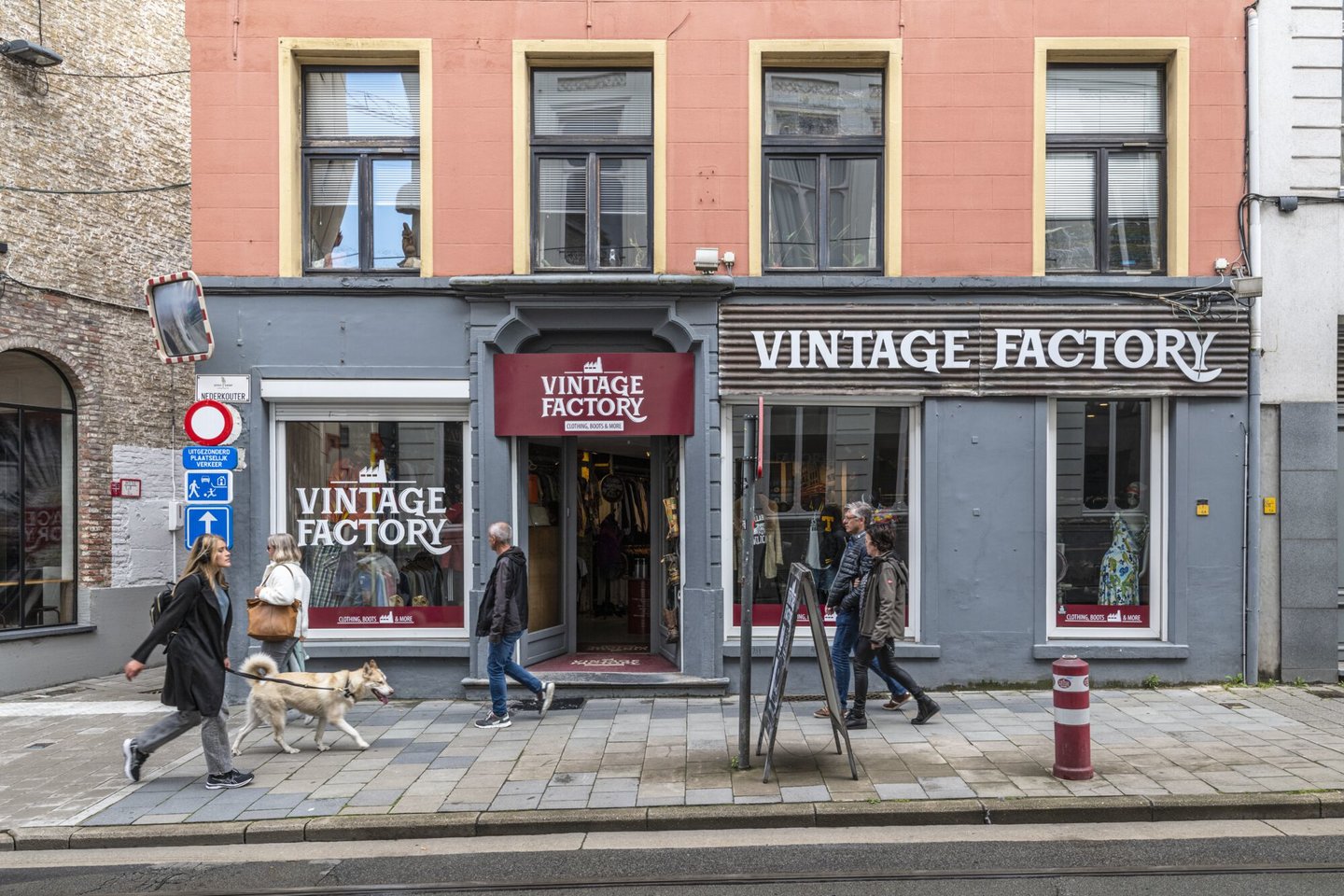 Etalage van kledingwinkel - conceptstore Vintage Factory in Gent