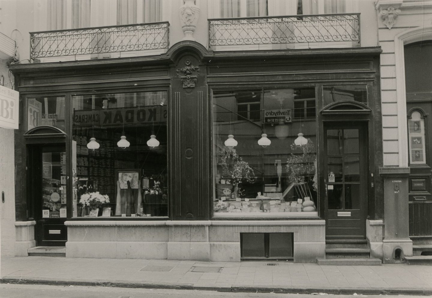 Etalages van een kousenwinkel en kaaswinkel Peeters in Gent