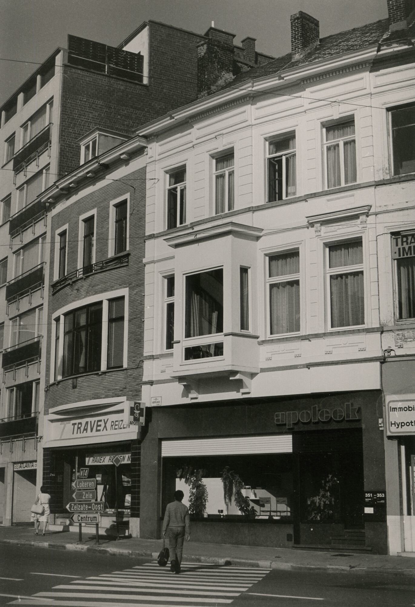 Gevels van een apotheek en reisbureau in Gent