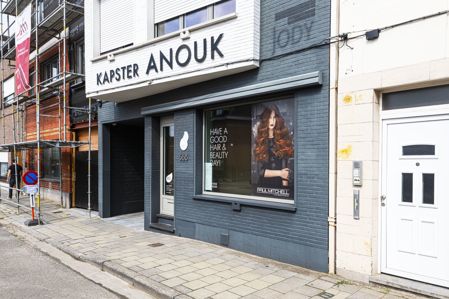 Etalage van kapsalon Anouk Christian in Mariakerke