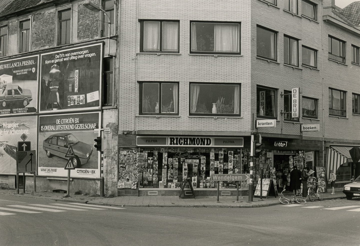 Etalage van dagbladhandel De Brug in Gent