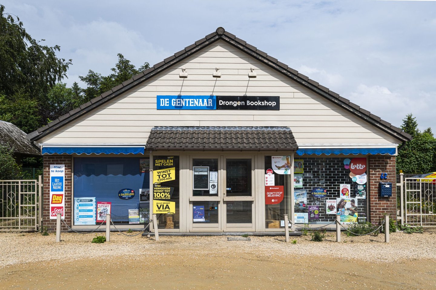 Etalage van dagbladhandel Drongen Bookshop in Drongen