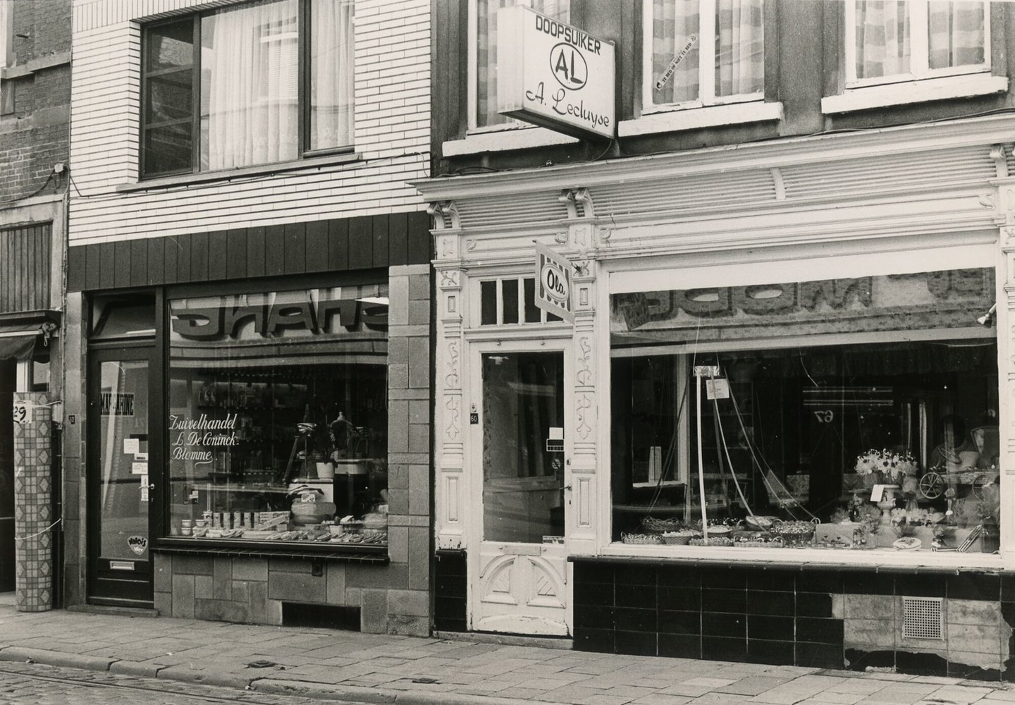 Etalage van zuivelhandel De Coninck en doopsuiker Lecluyse Gent