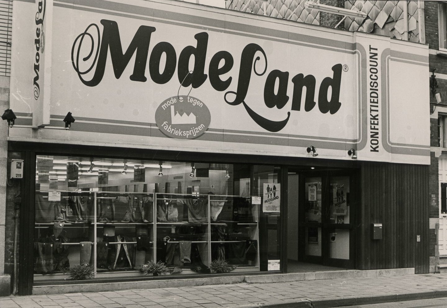 Etalage van kledingwinkel Modeland in Gent