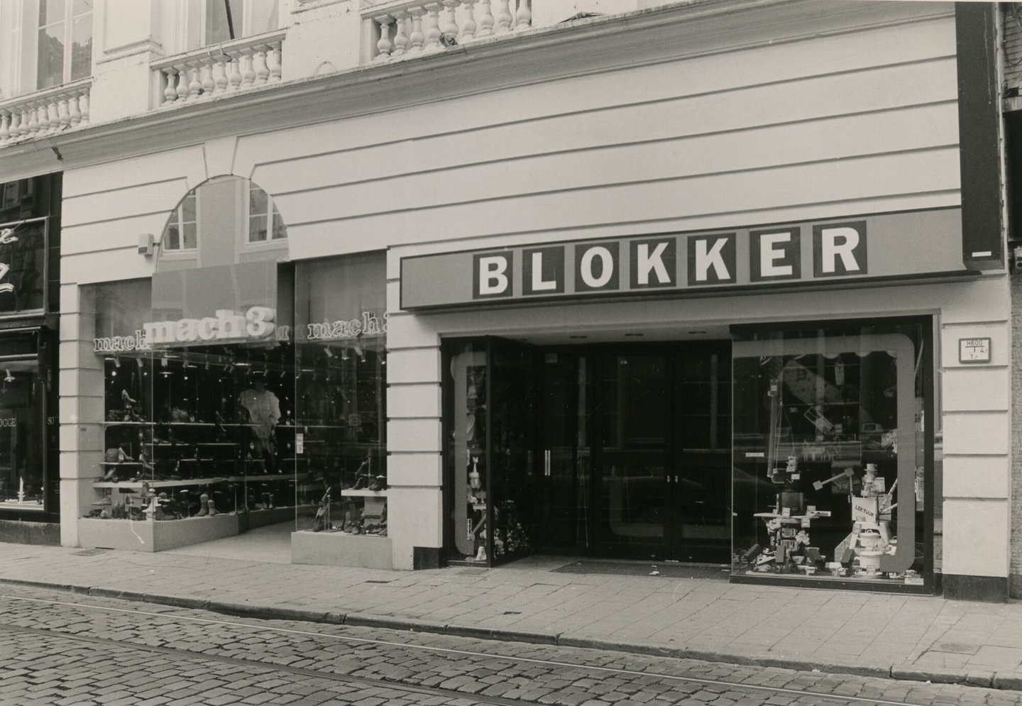 Etalages van schoenwinkel Mach 3 en huishoudwinkel Blokker in Gent