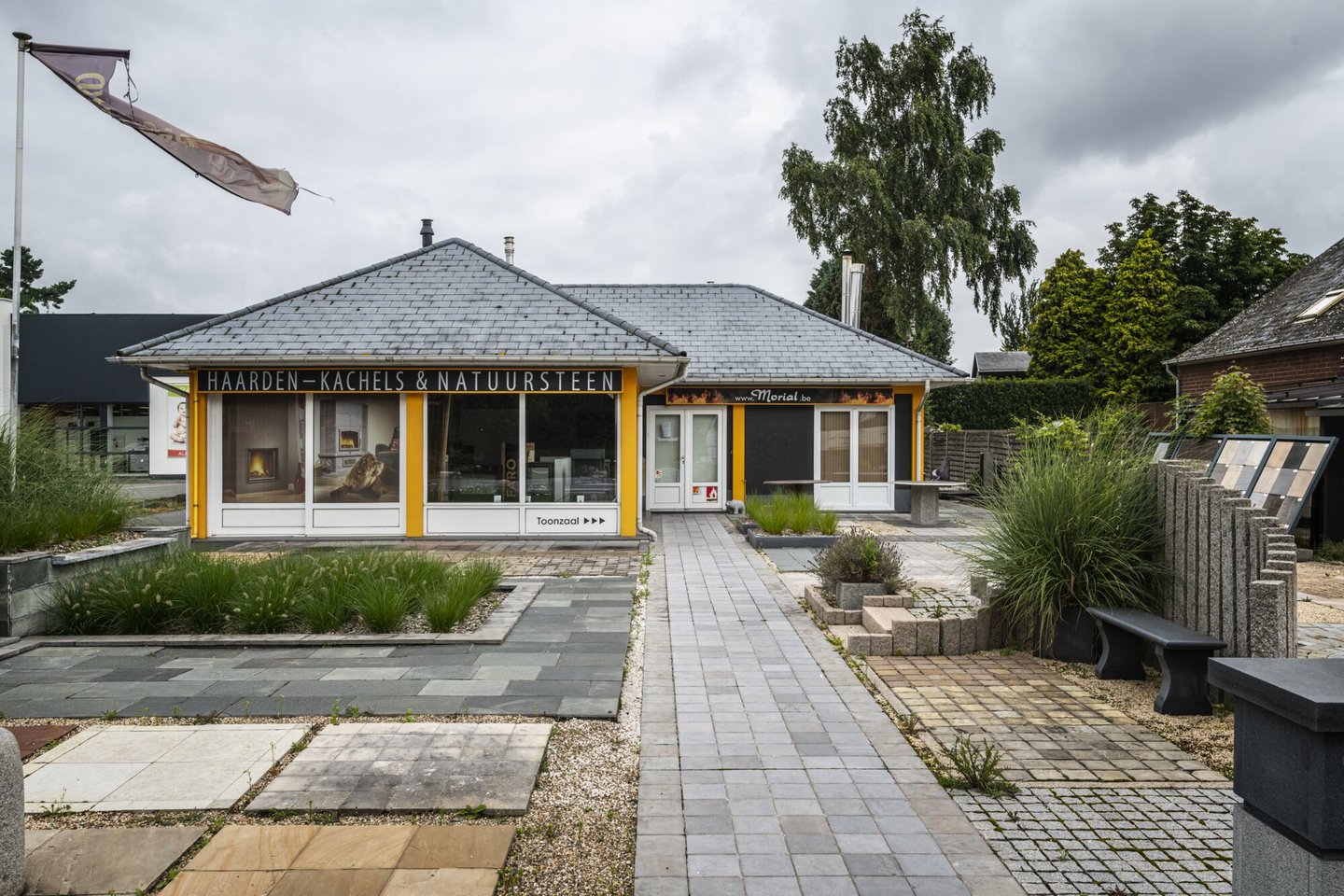 Etalage van natuursteen, schouwen en haarden Morial in Oostakker