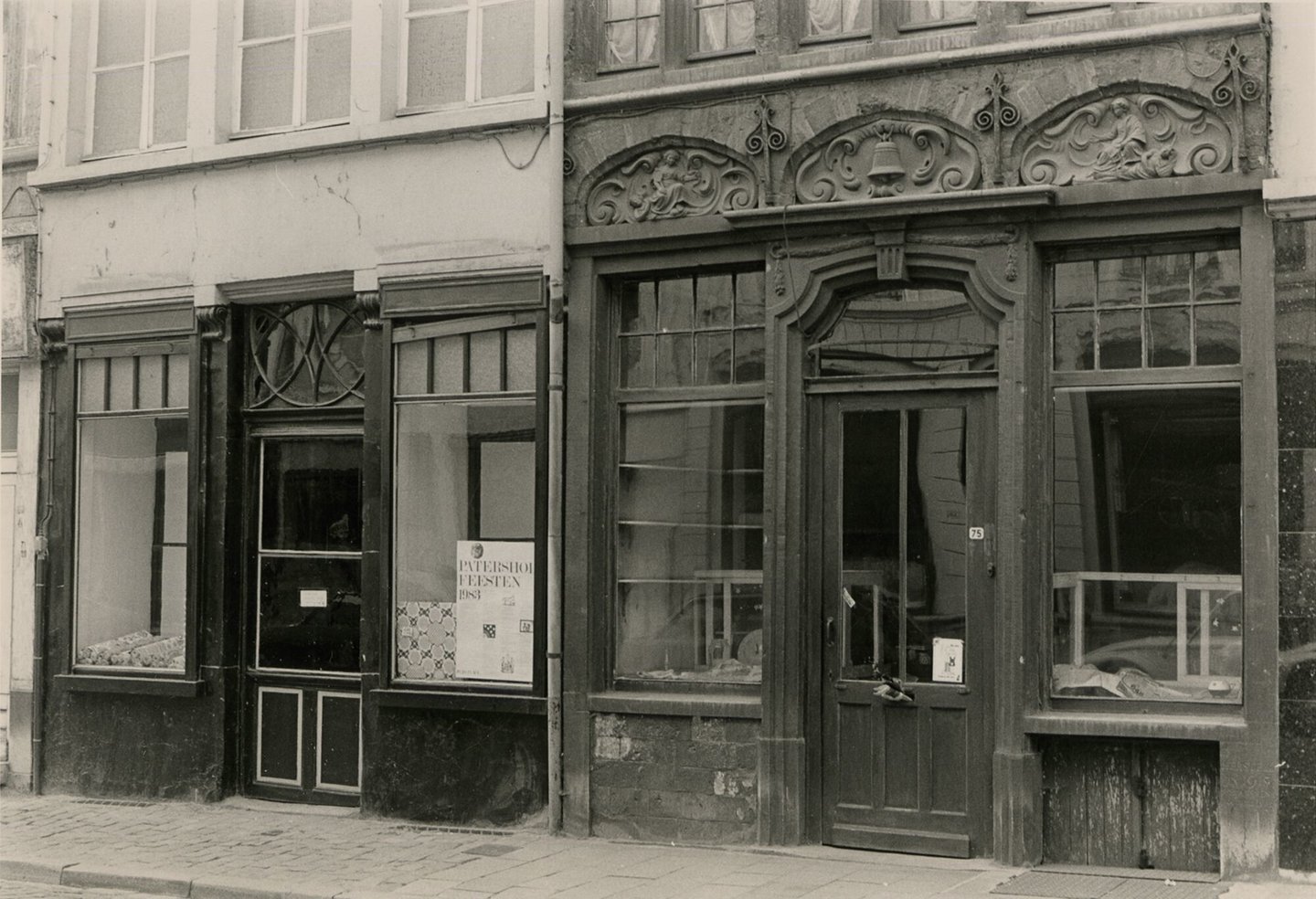 Etalage van behangwinkel Priem en lege etalage