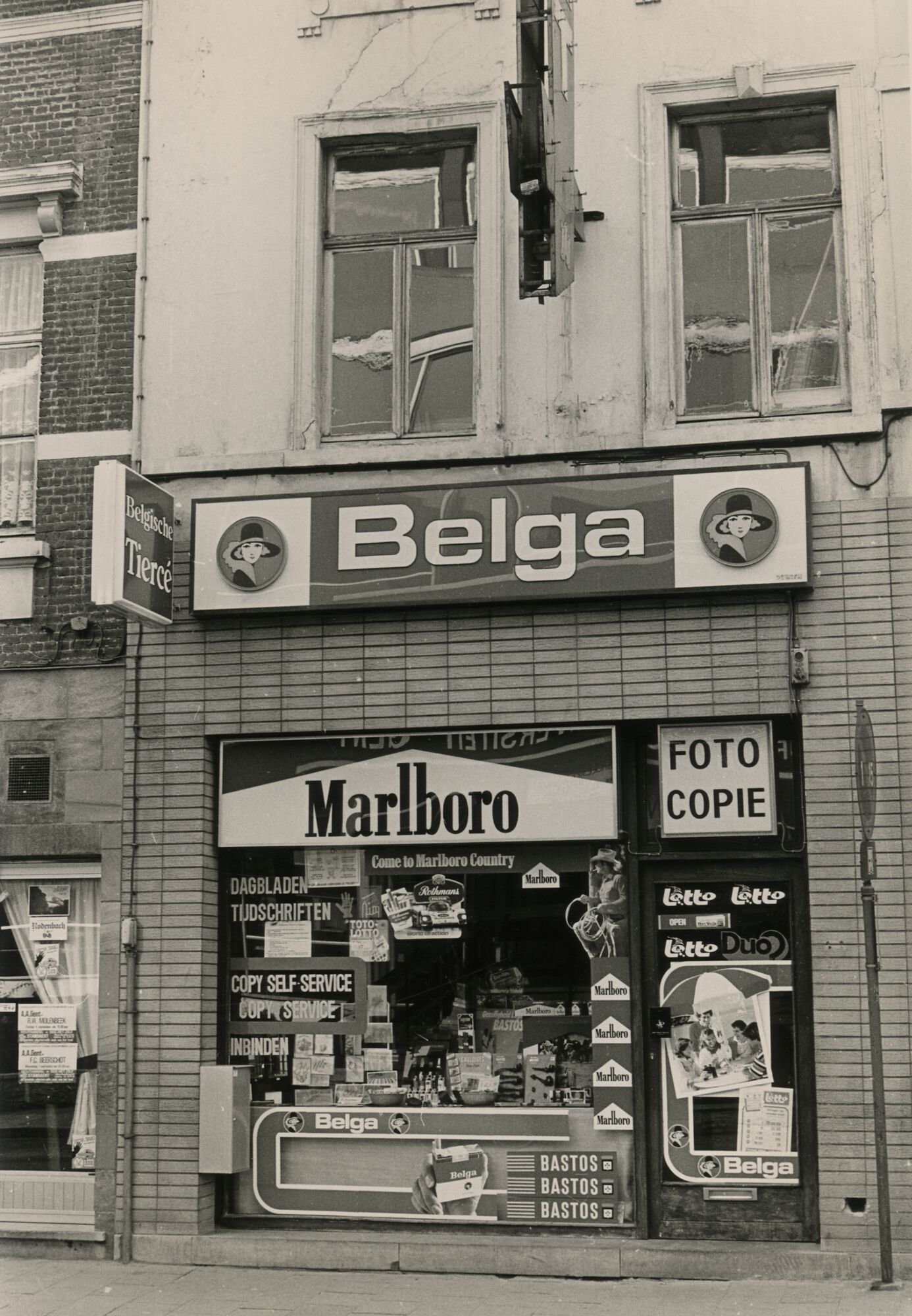 Etalage van een dagbladhandel en copyservice in Gent