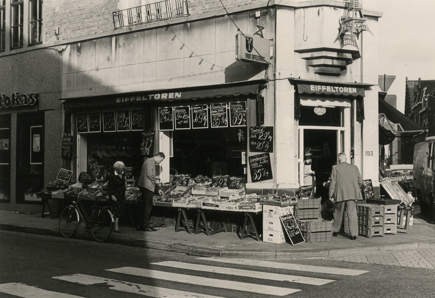 Etalage van fruit- en groentewinkel Eiffeltoren in Gent