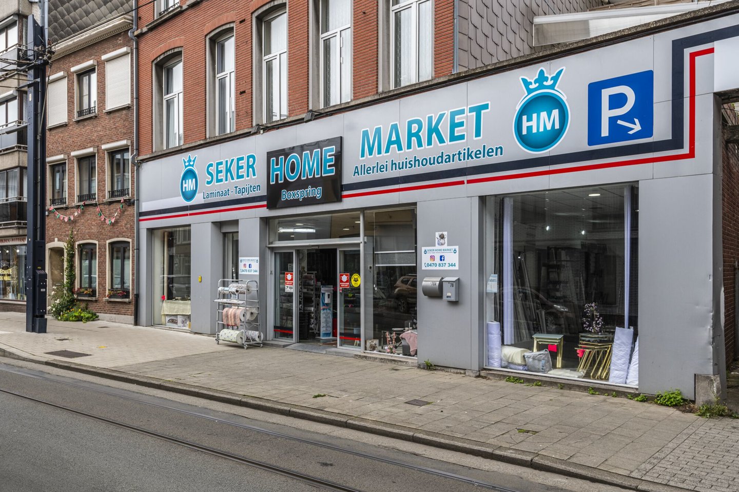 Etalage van meubel- en woonwinkel Seker Market in Gent
