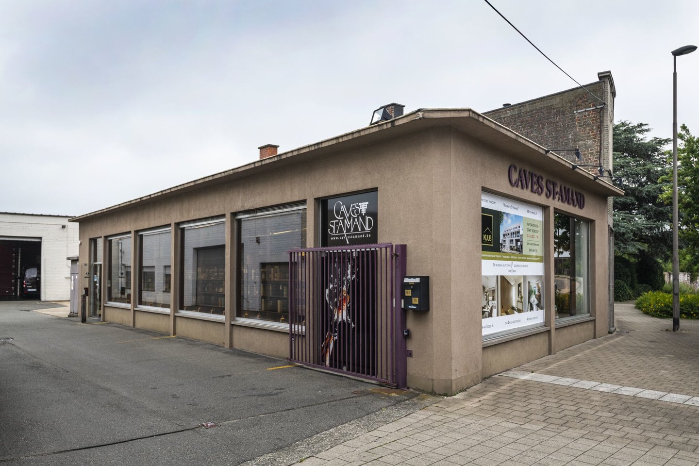 Etalage van wijnhandel en drankenhandel Caves St-Amands in Sint-Amandsberg