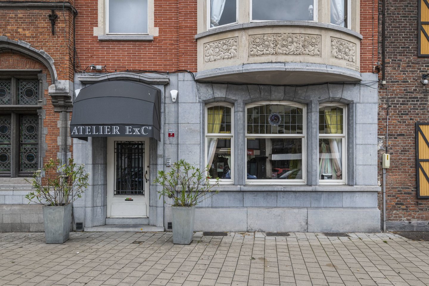 Etalage van kledingwinkel Atelier ExC in Sint-Amandsberg