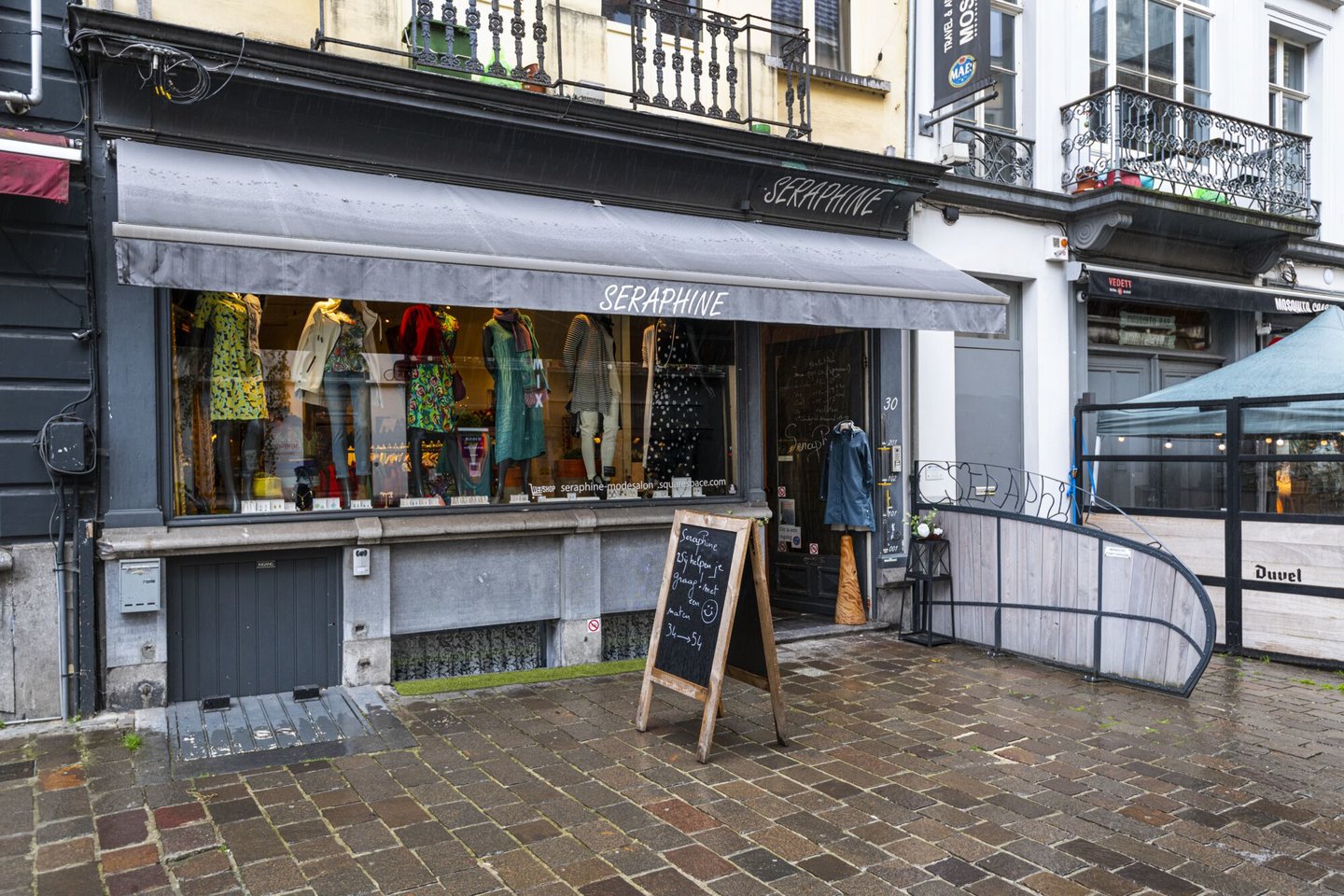 Etalage van kledingwinkel Modesalon Seraphine in Gent