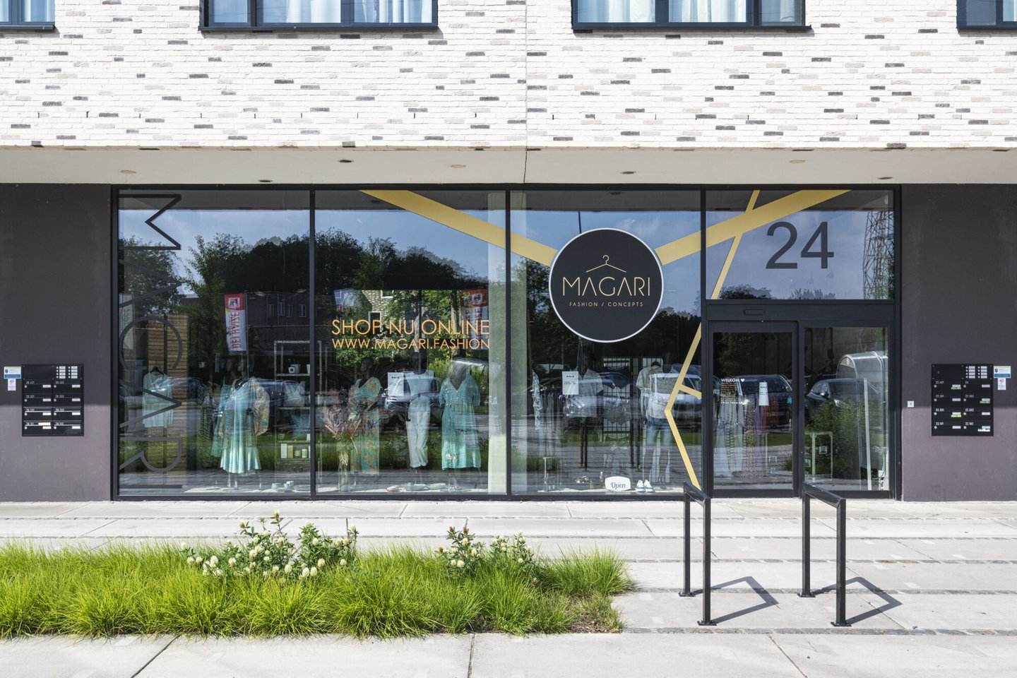 Etalage van kledingwinkel Magari Fashion in Wondelgem