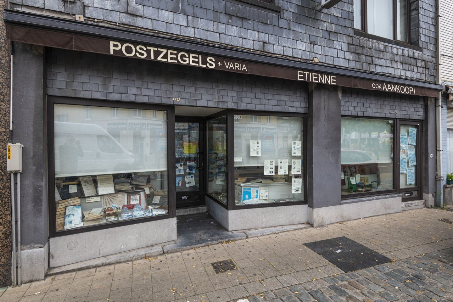 Etalage van Huis Etienne, een postzegelwinkel in Gent