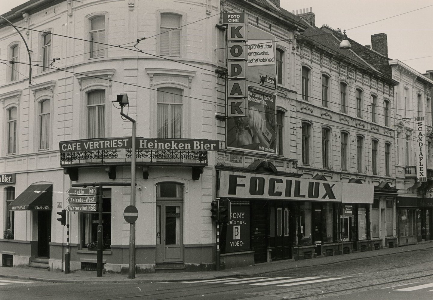 Etalage van fotografiewinkel Focilux en gevel van café Vertriest in Gent