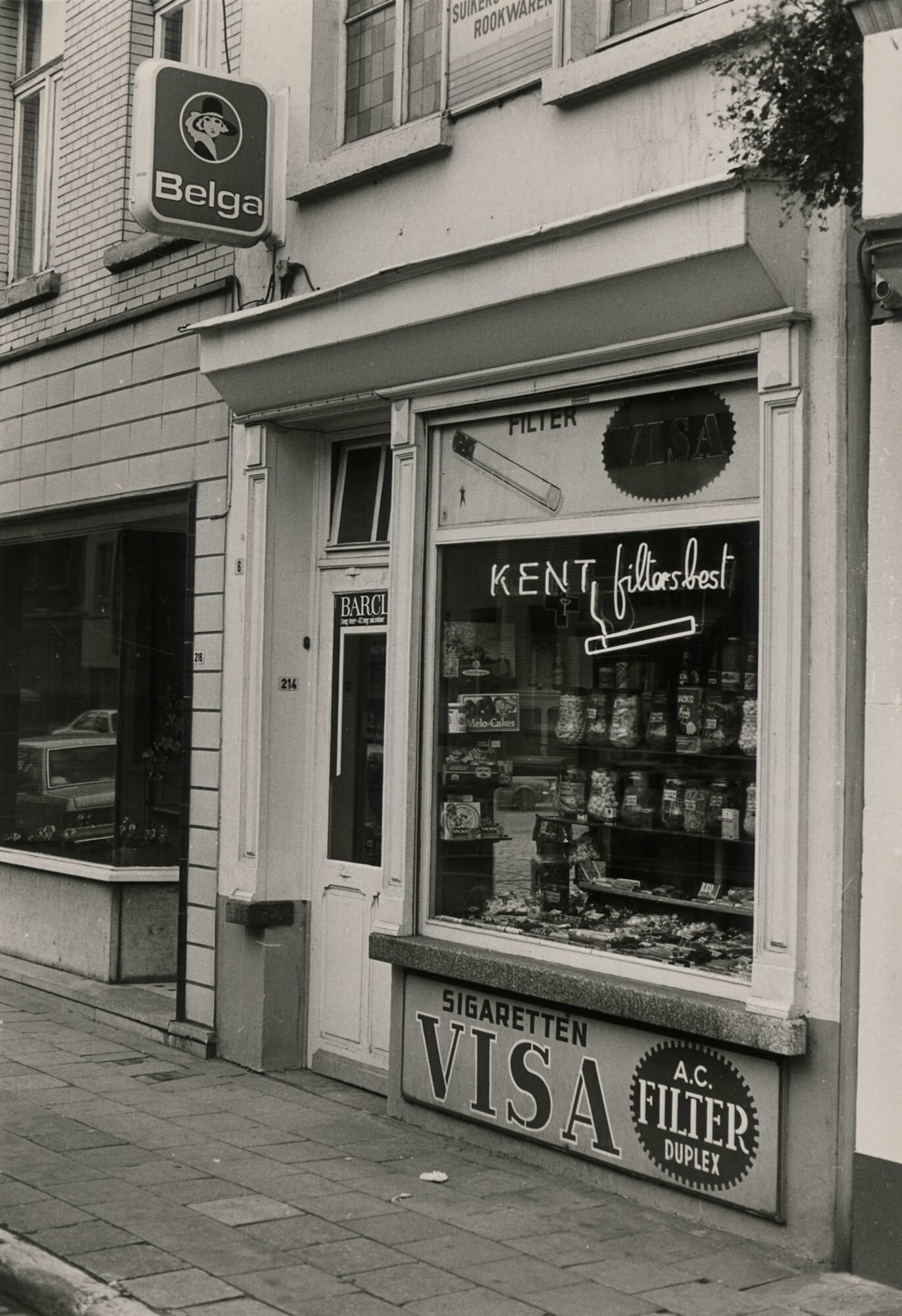 Etalage van een snoep- en rookwarenwinkel in Gent
